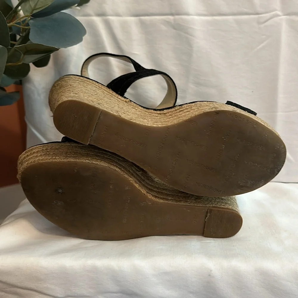 Marc Fisher Hipiee 2 black suede straps 8 1/2M espadrille wedge sandals